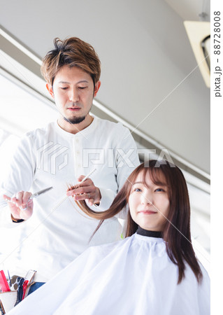 美容室　美容院　美容師　髪を切る女性 88728008