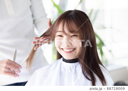 美容室　美容院　美容師　髪を切る女性 88728009