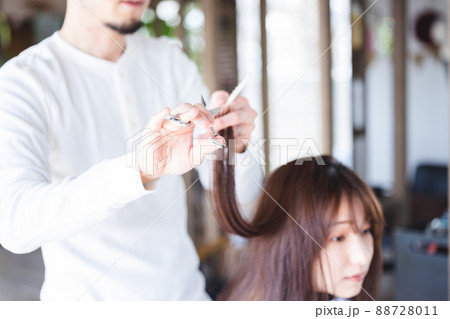 美容室　美容院　美容師　髪を切る女性 88728011