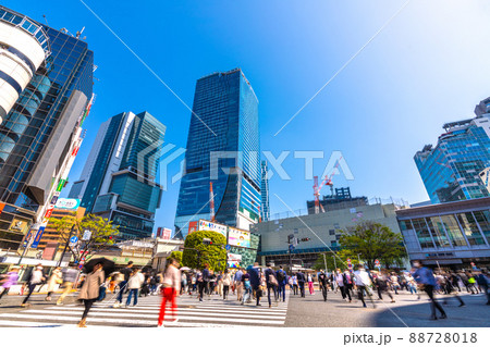 日本の東京都市景観 コロナ禍でも渋谷は多く人出。桜丘口再開発の高層ビルが見えるようになった 88728018