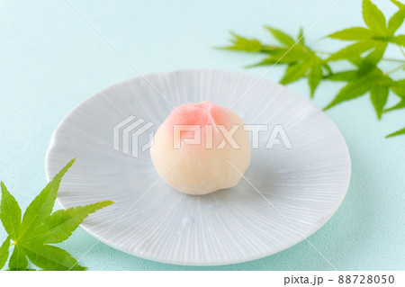 季節の和菓子「水牡丹」と青もみじ 季節の和菓子「水牡丹」と青もみじ 88728050
