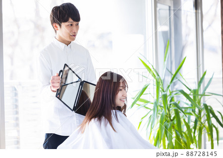 美容室　美容院　美容師　髪を切る女性 88728145