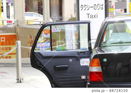 客待ちのタクシー 88728150