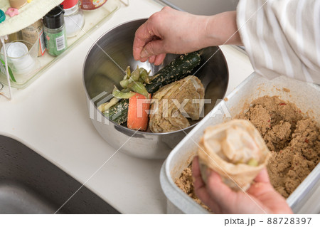 【出汁パックに入れて漬けた枝豆を糠床から取り出す】 88728397