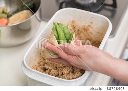 【出汁パックに枝豆を入れて糠床へ】 【出汁パックに枝豆を入れて糠床へ】 88728403