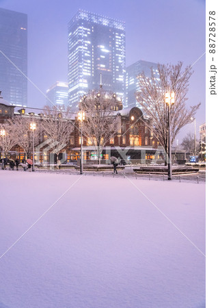 《東京都》雪景色の東京駅・大雪警報の都心 88728578
