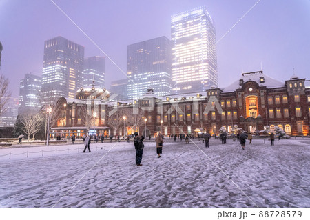 《東京都》雪景色の東京駅・大雪警報の都心 《東京都》雪景色の東京駅・大雪警報の都心 88728579