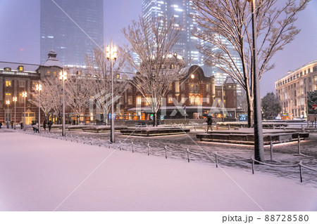 《東京都》雪景色の東京駅・大雪警報の都心 《東京都》雪景色の東京駅・大雪警報の都心 88728580