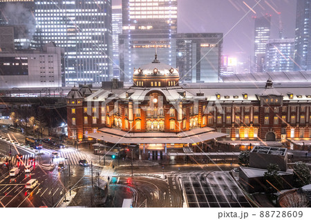 《東京都》雪景色の東京駅・大雪警報の都心 《東京都》雪景色の東京駅・大雪警報の都心 88728609