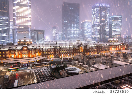 《東京都》雪景色の東京駅・大雪警報の都心 88728610