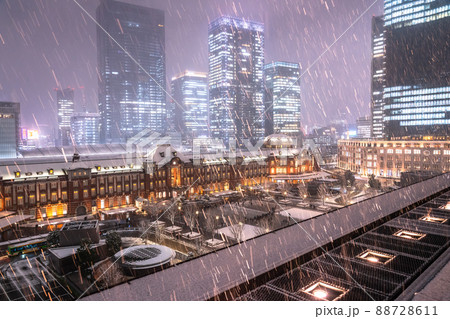 《東京都》雪景色の東京駅・大雪警報の都心 《東京都》雪景色の東京駅・大雪警報の都心 88728611
