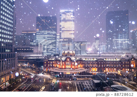 《東京都》雪景色の東京駅・大雪警報の都心 《東京都》雪景色の東京駅・大雪警報の都心 88728612