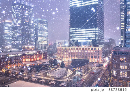 《東京都》雪景色の東京駅・大雪警報の都心 《東京都》雪景色の東京駅・大雪警報の都心 88728616