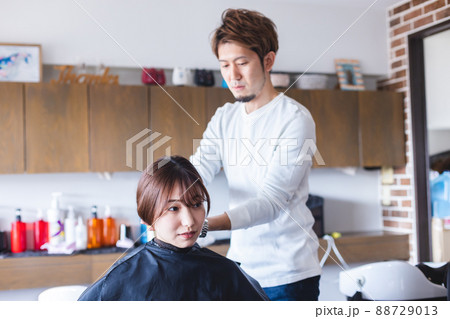 美容室　美容院　美容師　シャンプをする女性 88729013
