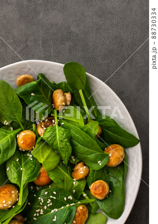 Salad with spinach and fried champignon 88730334