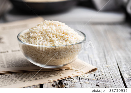 Uncooked Carnaroli risotto rice in glass bowl. 88730955