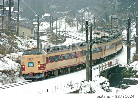 北陸本線　石動－倶利伽羅　JR西日本　485系　Y31+Y33編成（金沢）　北越　代走 88731024