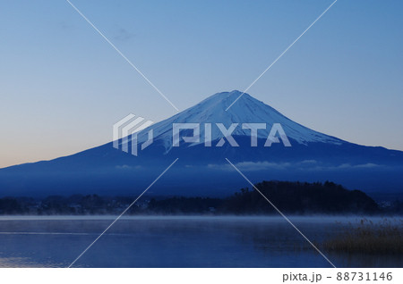 早朝の河口湖から見る冬の富士山 88731146