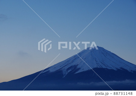早朝の河口湖から見る冬の富士山 88731148