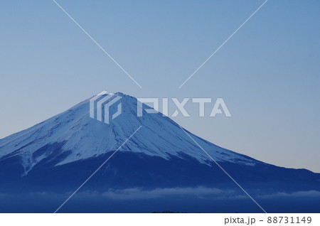 早朝の河口湖から見る冬の富士山 88731149