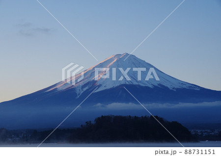 早朝の河口湖から見る冬の富士山 88731151