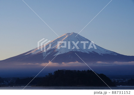 早朝の河口湖から見る冬の富士山 88731152