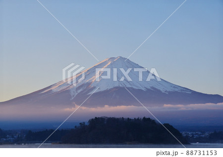 早朝の河口湖から見る冬の富士山 88731153