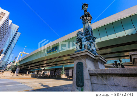 東京　中央区の都市風景　日本橋と獅子像 88732741