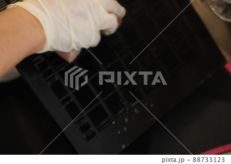 年末の大掃除に細かい所まで綺麗にする作業風景 88733123