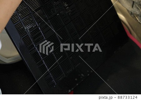 年末の大掃除に細かい所まで綺麗にする作業風景 88733124