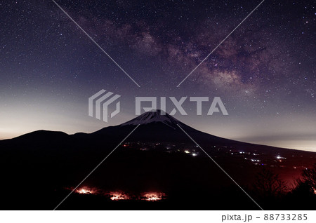 （山梨県）竜ヶ岳より望む富士山と満天の星・天の川 88733285