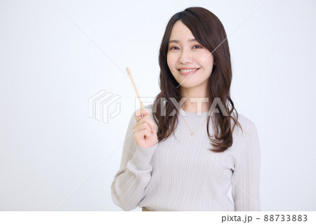 竹歯ブラシを持つ女性 88733883