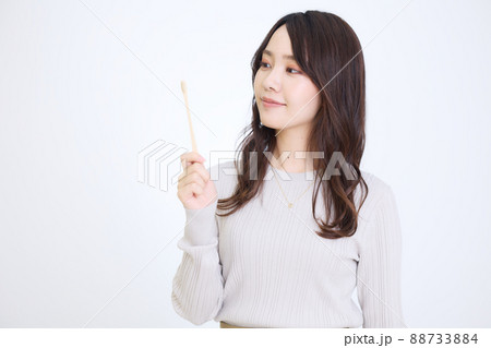 竹歯ブラシを持つ女性 88733884