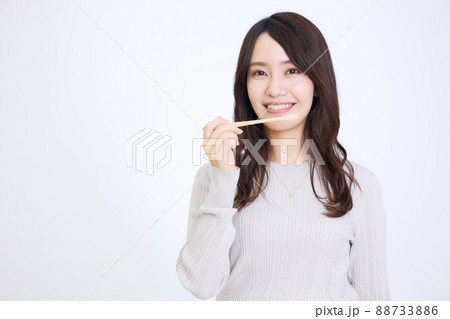 竹歯ブラシを持つ女性 88733886