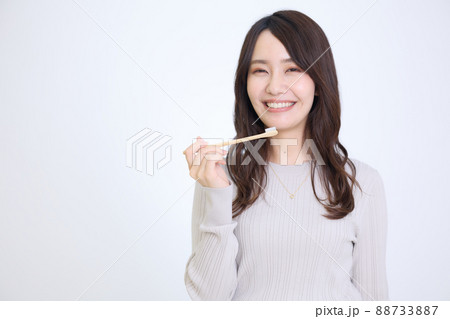 竹歯ブラシを持つ女性 88733887