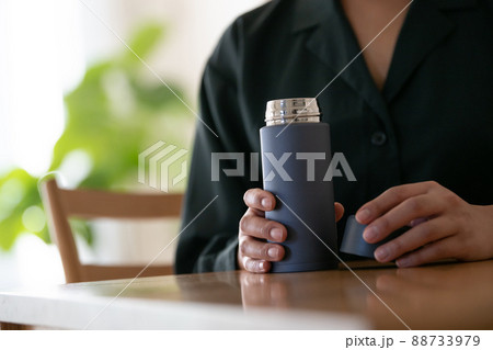 マイボトルを使う女性・飲み物を飲む女性 マイボトルを使う女性・飲み物を飲む女性 88733979