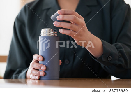 マイボトルを使う女性・飲み物を飲む女性 マイボトルを使う女性・飲み物を飲む女性 88733980