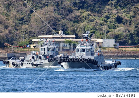 軍港・横須賀にて…護衛艦を支援するタグボート 軍港・横須賀にて…護衛艦を支援するタグボート 88734191