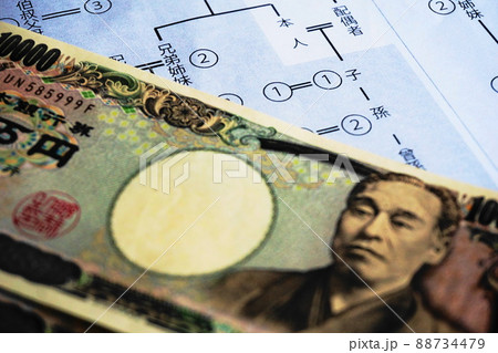 等親図と、等親図の上に置かれた1万円札、相続イメージ 88734479
