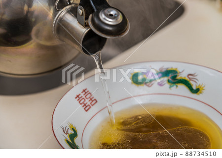 【濃厚醤油ラーメンのスープを作る】 【濃厚醤油ラーメンのスープを作る】 88734510