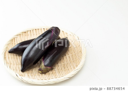 ザルに入った茄子　白バック 88734654