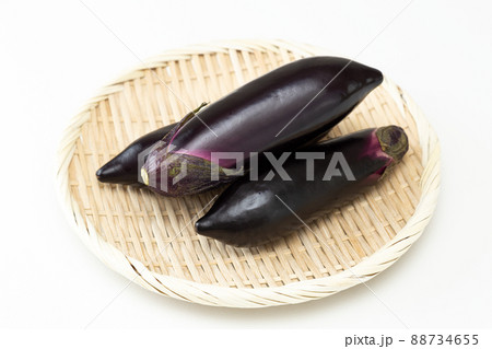 ザルに入った茄子　白バック 88734655