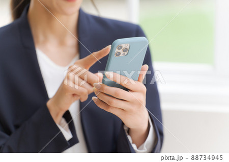 スマートフォンを持った女性 パーツカット スマートフォンを持った女性 パーツカット 88734945