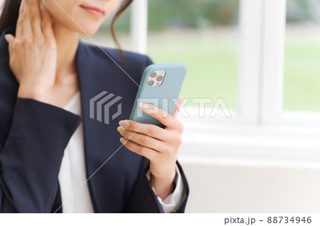 スマートフォンを持った女性 パーツカット スマートフォンを持った女性 パーツカット 88734946