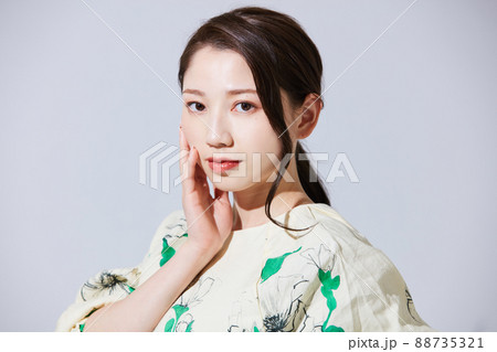 私服の若い女性 ガーリーファッション 私服の若い女性 ガーリーファッション 88735321