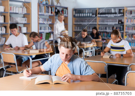 Teenagers in school library 88735703