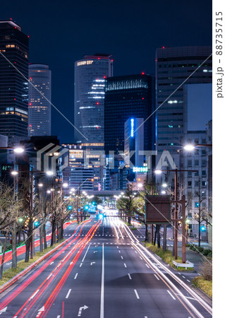 夜間に都会の幹線道路を走る車の光の筋道と夜空＜愛知県名古屋市＞ 88735715