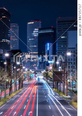 夜間に都会の幹線道路を走る車の光の筋道と夜空<愛知県名古屋市> 夜間に都会の幹線道路を走る車の光の筋道と夜空<愛知県名古屋市> 88735717