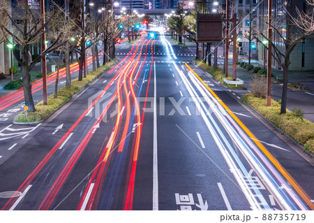 夜間に都会の幹線道路を走る車の光の筋道＜愛知県名古屋市＞ 88735719