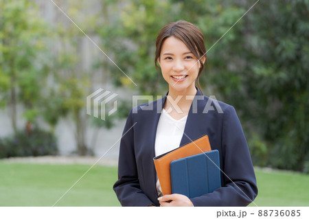 20代女性 ビジネス 緑背景 20代女性 ビジネス 緑背景 88736085